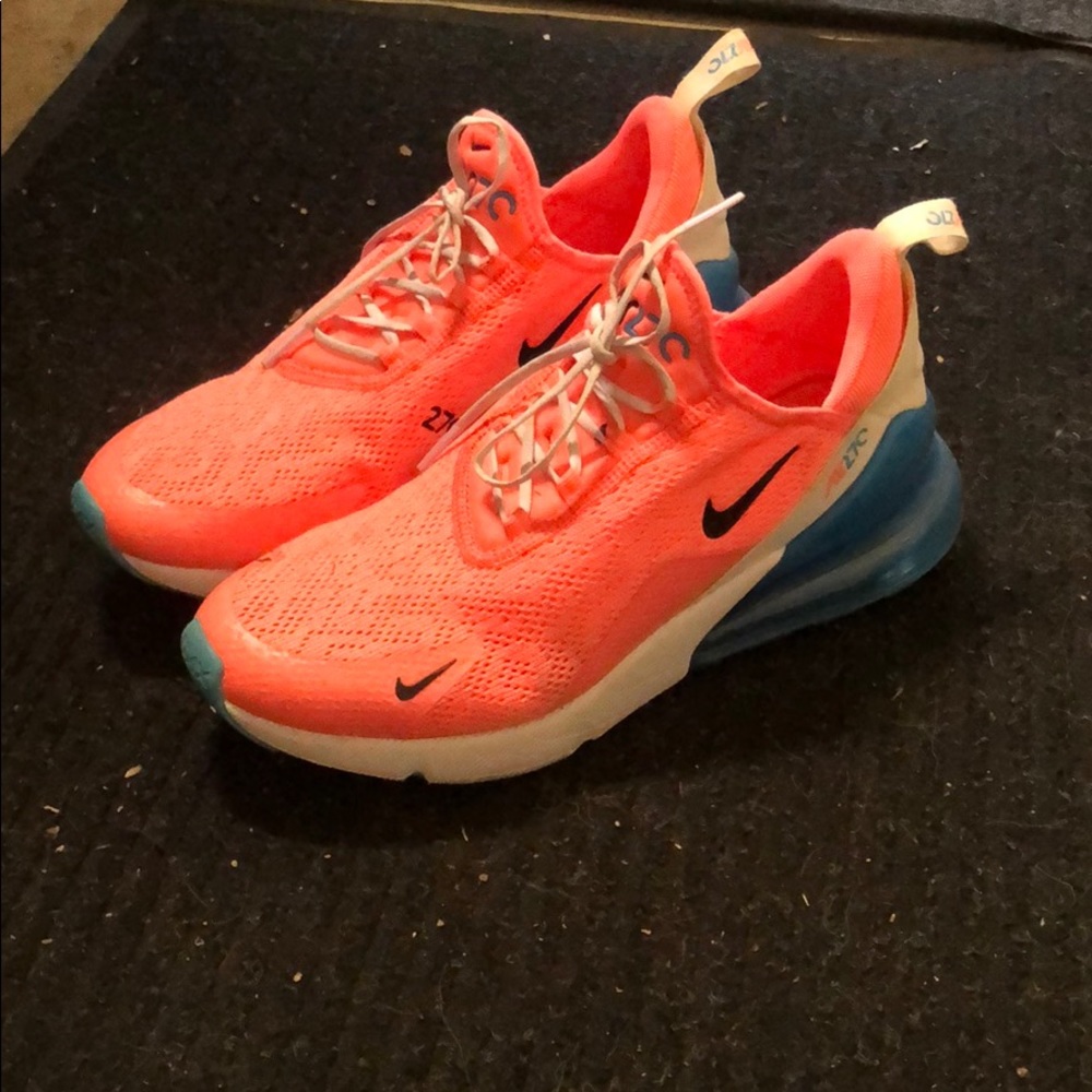 NIKE AIR 270